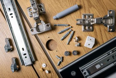 herramientas y tornillos para montar puerta