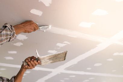 Reparación de techo aplicando masilla